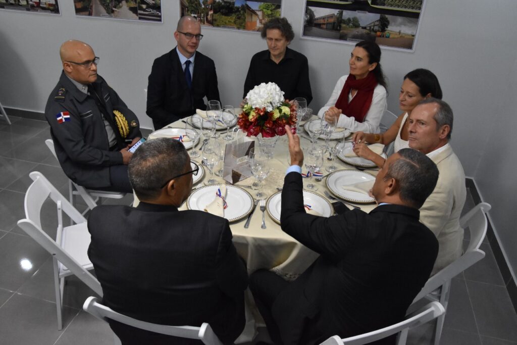 Franklin Romero ofrece almuerzo para el Embajador de Francia en el país