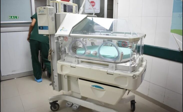 Senador Franklin Romero entrega seis incubadoras al Hospital San Vicente de Paúl