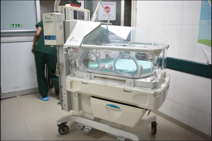 Senador Franklin Romero entrega seis incubadoras al Hospital San Vicente de Paúl