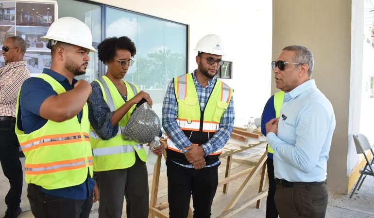 Senador Franklin Romero supervisa avances en la reconstrucción del Hospital San Vicente de Paúl