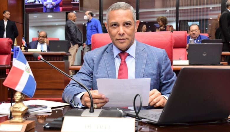 Senador propone pensión estatal para niños huérfanos por feminicidios en República Dominicana